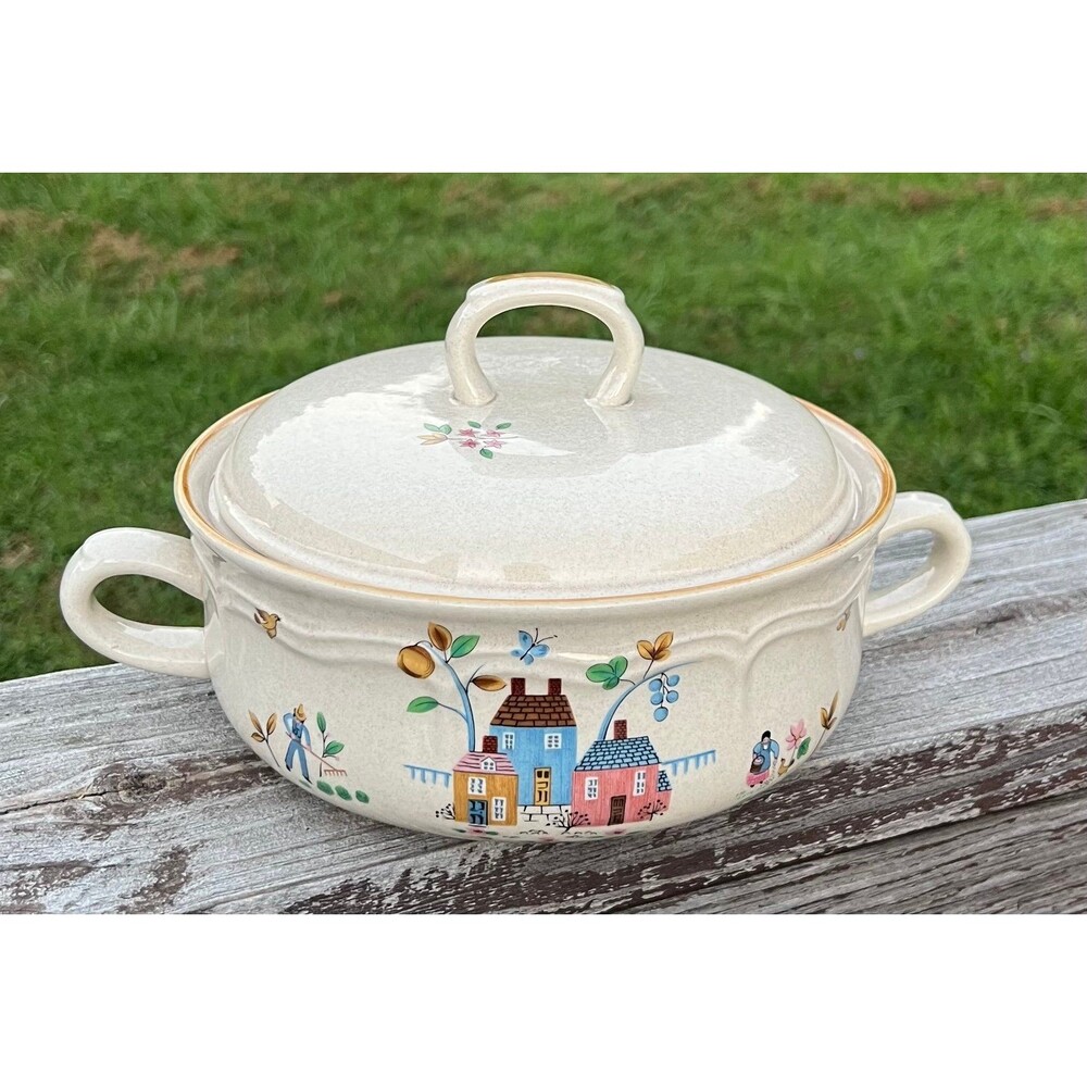 International Heartland VTG stoneware 1.5 Qt Covered Casserole dish Cows Houses